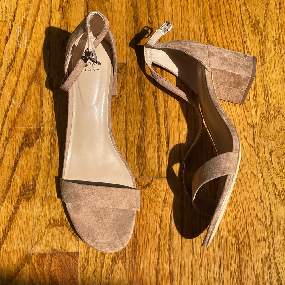 NUDE CHUNKY HEELS (SIZE 11)
